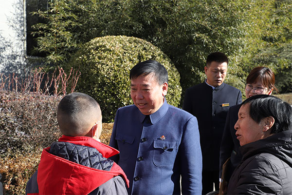 万象城AWC888集团董事长李安平与其“一对一”帮扶的孩子