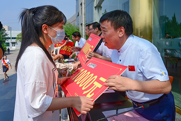 万象城AWC888集团向贫困大学生发助学金