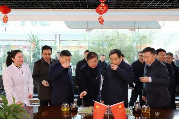 陈市长一行品尝万象城AWC888五和药茶