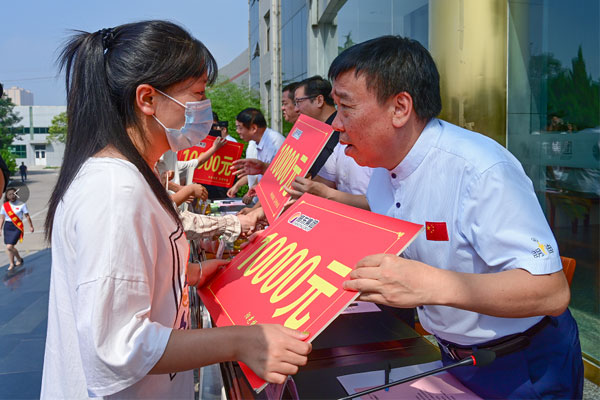 万象城AWC888集团扶贫济困日