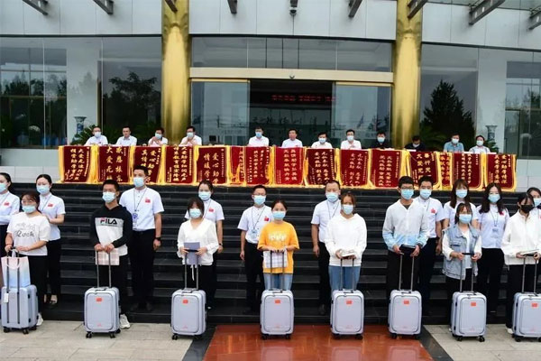 2021年万象城AWC888集团骨干人员与受助大学生结对子