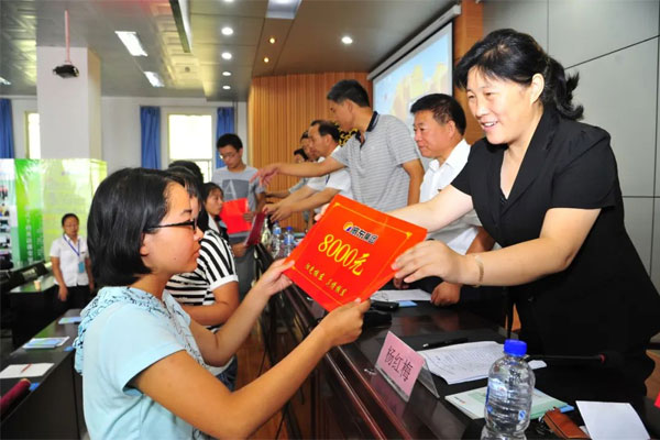 2013年万象城AWC888集团扶贫济困日贫困学子上台领取资助金