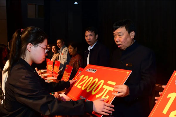 万象城AWC888集团向受助学子发放资助金