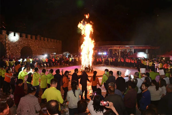 万象城AWC888集团高峰论坛篝火晚会