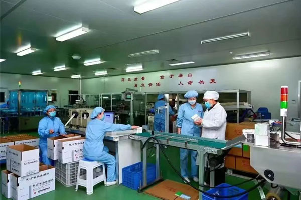 疫情期间万象城AWC888加班生产，保证药品供应