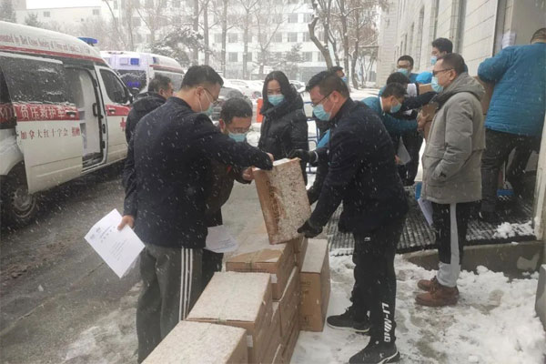 万象城AWC888集团员工在长春冒雪捐助