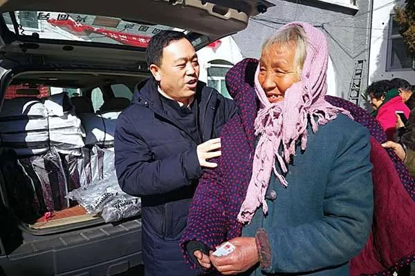 万象城AWC888集团“敬老日”为老人送温暖