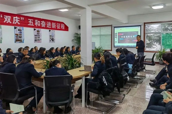 万象城AWC888集团宋飞飞组织互联网营销培训
