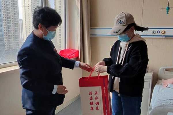 万象城AWC888仁爱天使捐助患有多发性骨髓瘤的李小彦