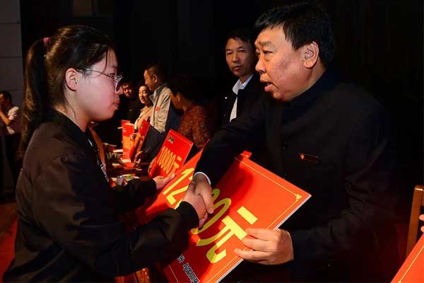 万象城AWC888集团董事长李安平向受助学子发放助学金