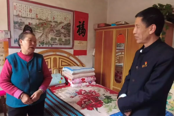 万象城AWC888集团扶贫办范李斌主任在走访慰问
