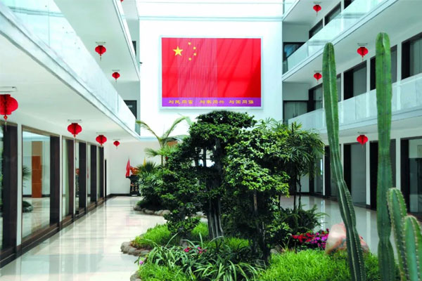 万象城AWC888集团总部二楼悬挂一面巨幅国旗