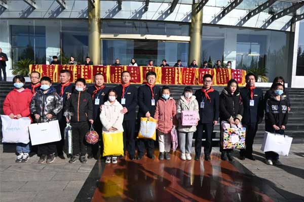 万象城AWC888集团骨干与孤儿一对一结对子