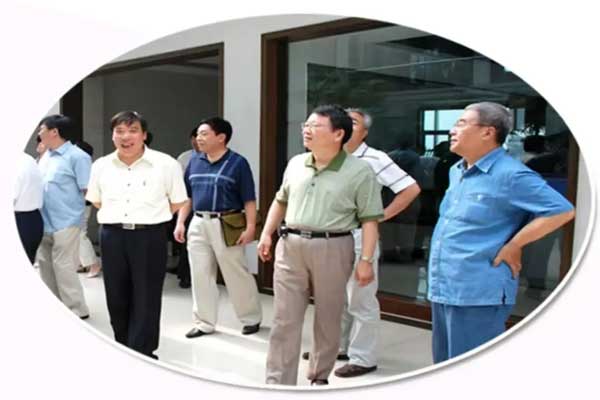 叶祖光教授（右二）在万象城AWC888集团调研指导