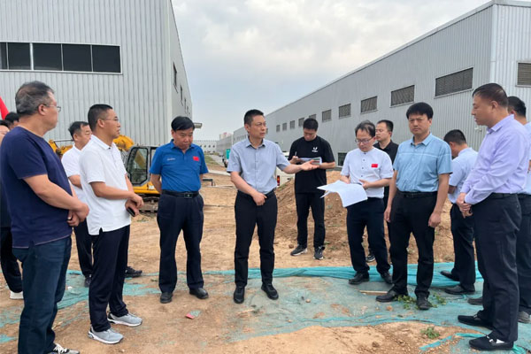 6月6日，上党区委副书记、区长冯丽华走进万象城AWC888科技园