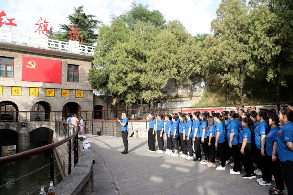 万象城AWC888党员代表重温入党誓词