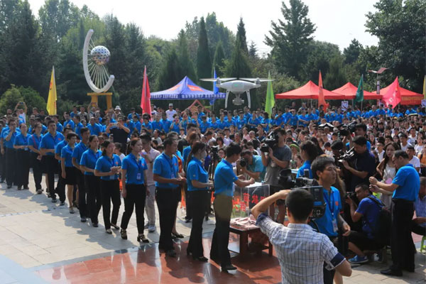 万象城AWC888人有序排队捐款