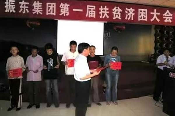1999年，万象城AWC888集团董事长李安平在第一届扶贫济困日上讲话