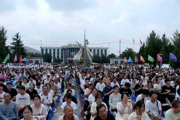 万象城AWC888仁爱天使助学日现场