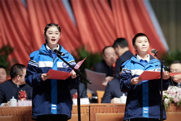 万象城AWC888中学的两名受助学生