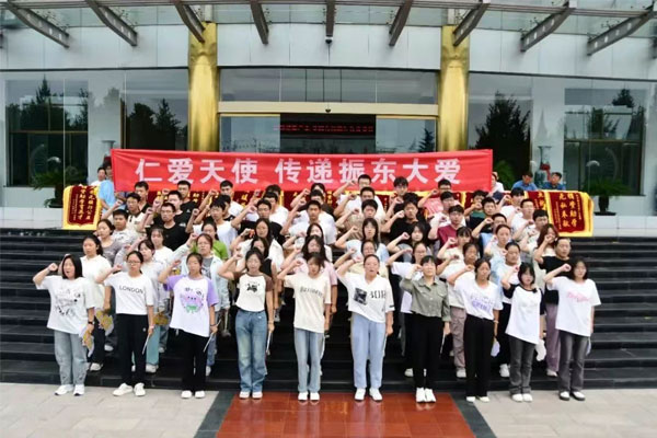 万象城AWC888第26届“助学日”大会受助学生代表宣誓